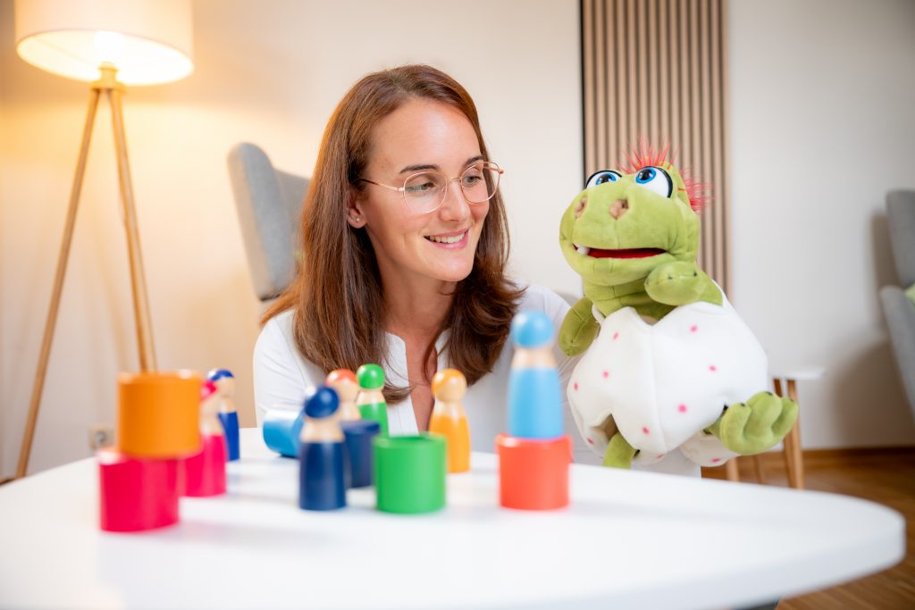 Kinderhypnose in Mönchengladbach – Therapeutin arbeitet mit kindgerechter Handpuppe