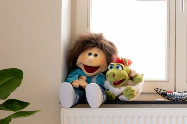 Kinderhypnose in Mönchengladbach – liebevoll gestalteter Praxisraum mit Handpuppen